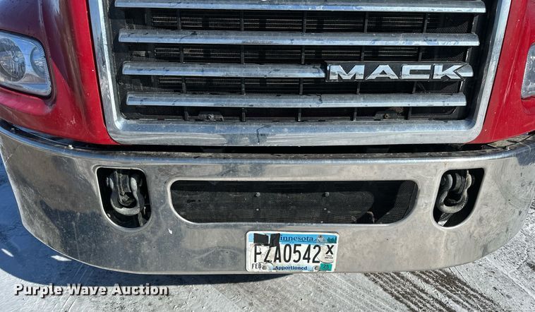 image for item DN0983 2015 Mack CXU613 semi truck