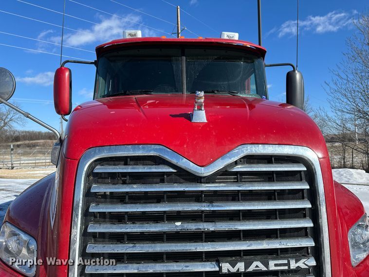 image for item DN0983 2015 Mack CXU613 semi truck
