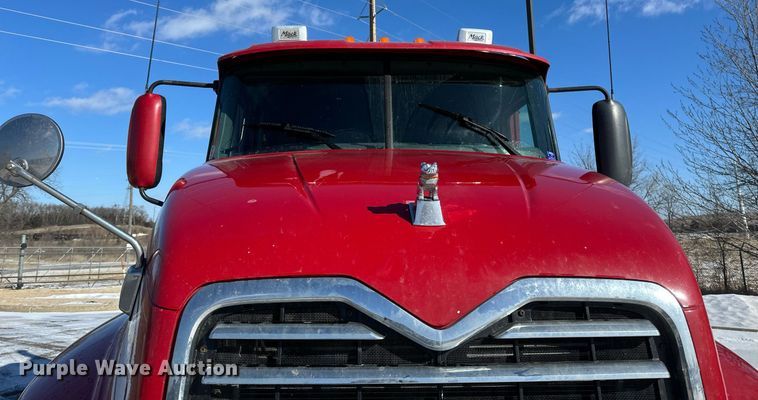 image for item DN0983 2015 Mack CXU613 semi truck