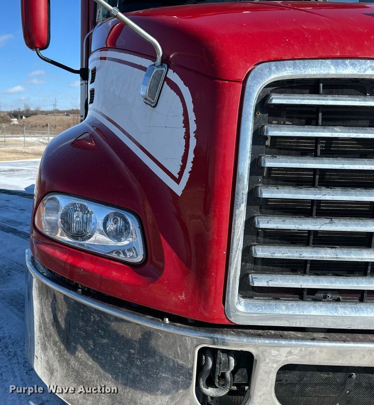 image for item DN0983 2015 Mack CXU613 semi truck