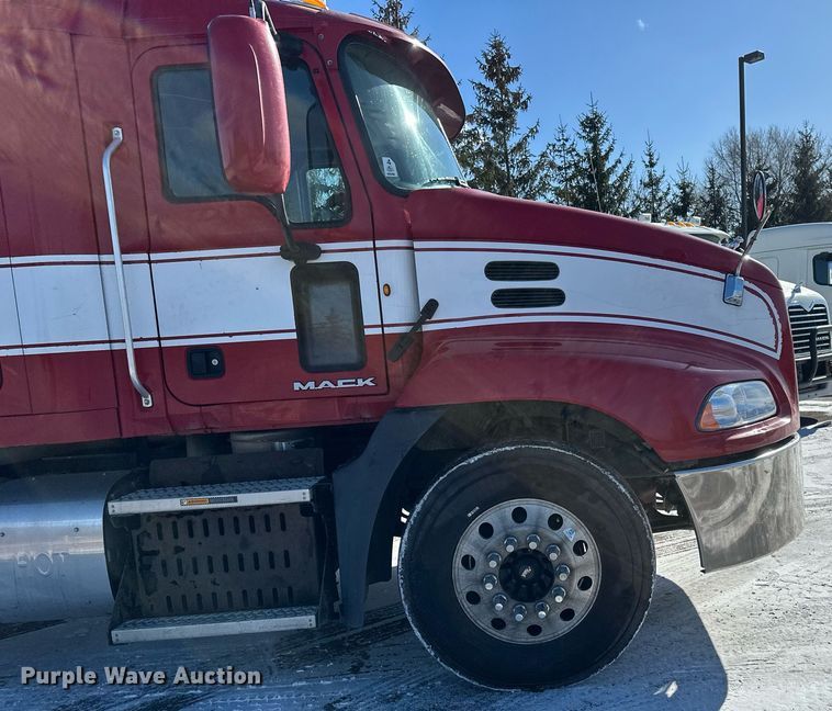 image for item DN0983 2015 Mack CXU613 semi truck