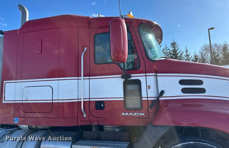 image for item DN0983 2015 Mack CXU613 semi truck