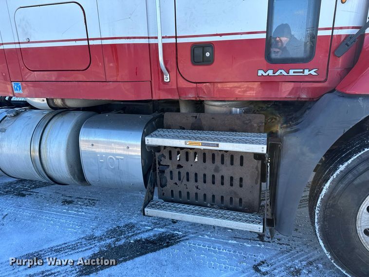 image for item DN0983 2015 Mack CXU613 semi truck