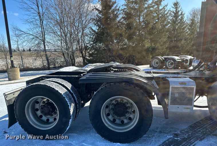 image for item DN0983 2015 Mack CXU613 semi truck