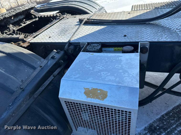 image for item DN0983 2015 Mack CXU613 semi truck