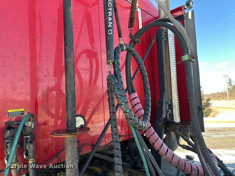 image for item DN0983 2015 Mack CXU613 semi truck