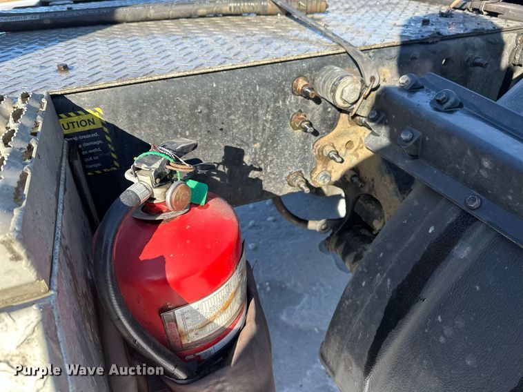 image for item DN0983 2015 Mack CXU613 semi truck