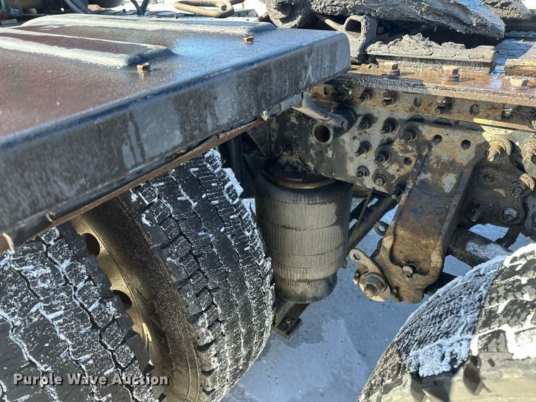 image for item DN0983 2015 Mack CXU613 semi truck