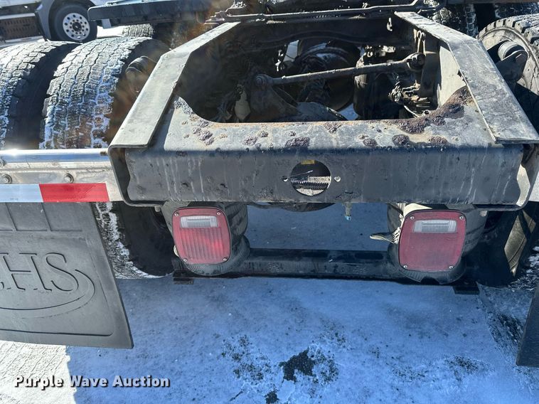 image for item DN0983 2015 Mack CXU613 semi truck