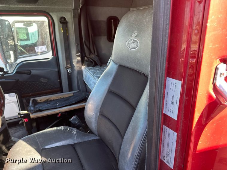 image for item DN0983 2015 Mack CXU613 semi truck