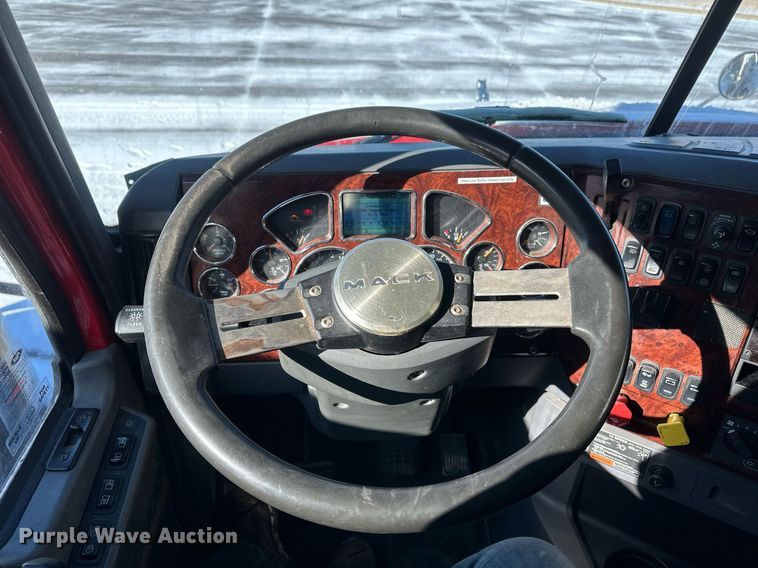 image for item DN0983 2015 Mack CXU613 semi truck