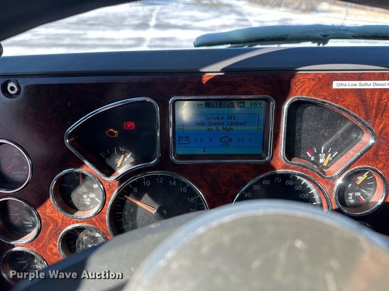 image for item DN0983 2015 Mack CXU613 semi truck