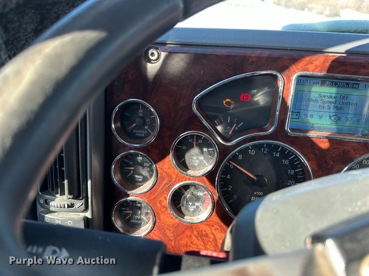 image for item DN0983 2015 Mack CXU613 semi truck