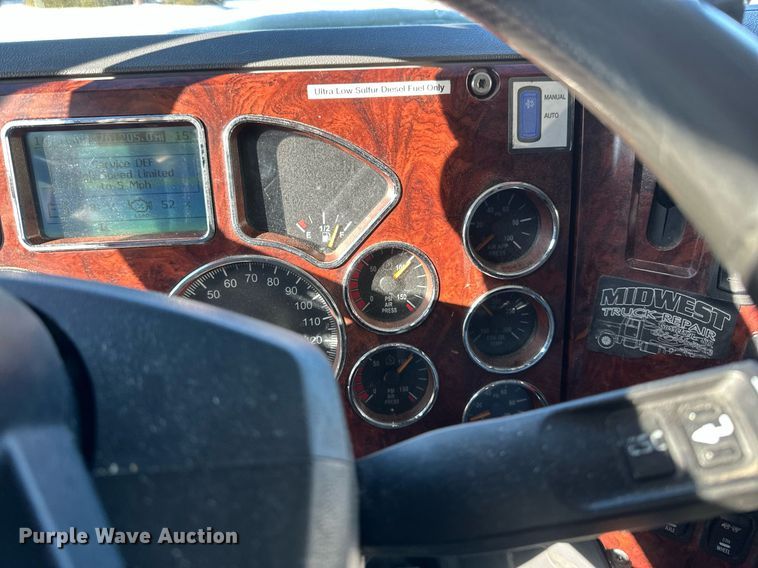 image for item DN0983 2015 Mack CXU613 semi truck