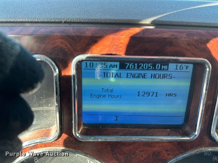 image for item DN0983 2015 Mack CXU613 semi truck