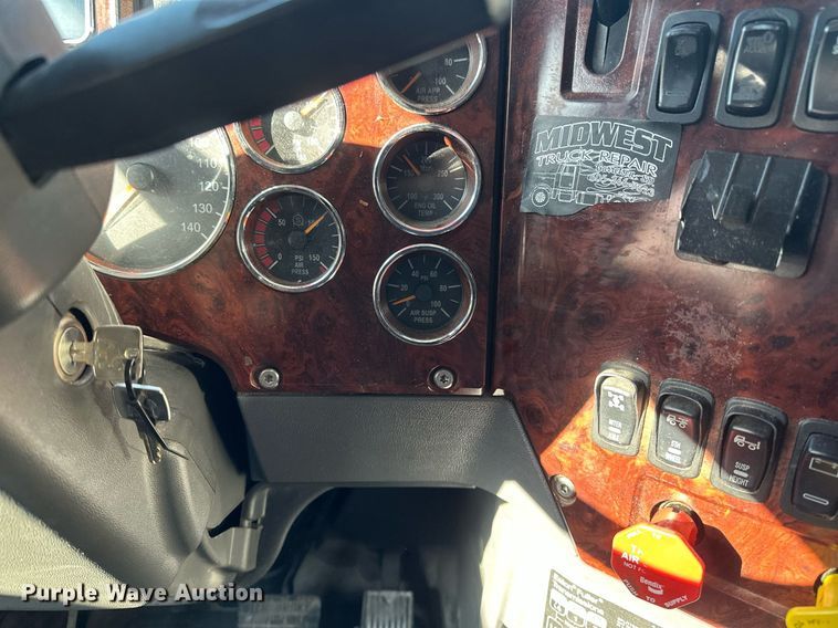 image for item DN0983 2015 Mack CXU613 semi truck