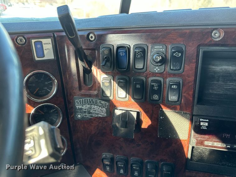 image for item DN0983 2015 Mack CXU613 semi truck