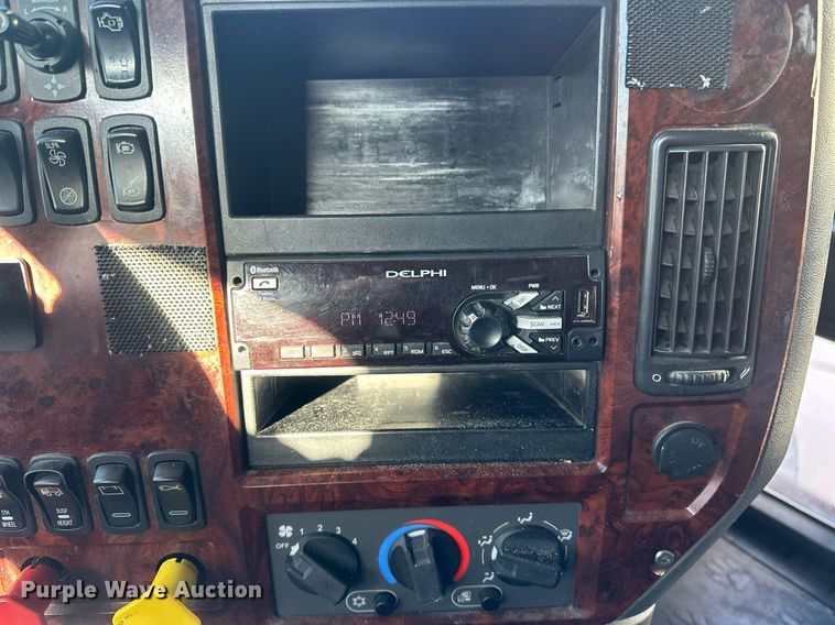 image for item DN0983 2015 Mack CXU613 semi truck