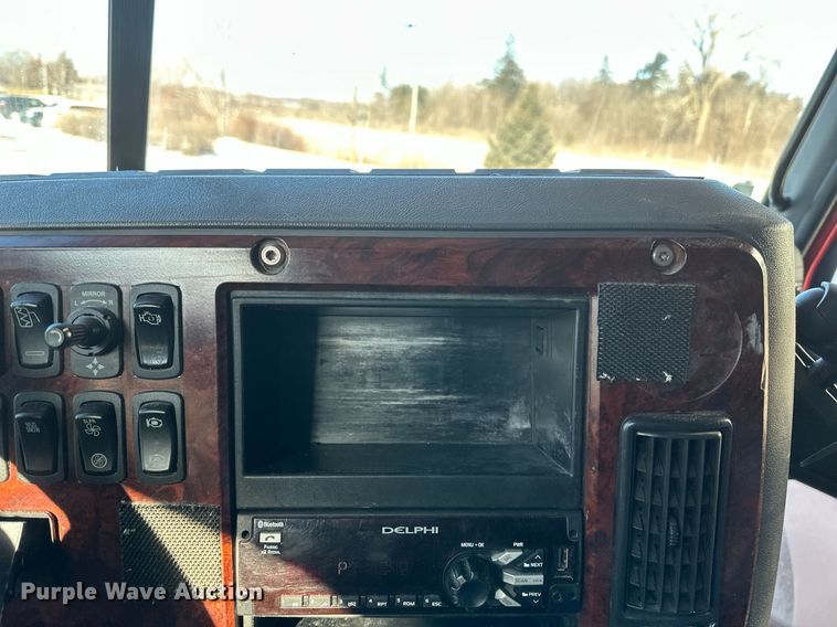 image for item DN0983 2015 Mack CXU613 semi truck