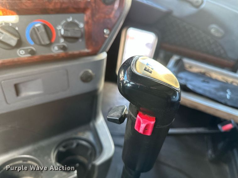 image for item DN0983 2015 Mack CXU613 semi truck