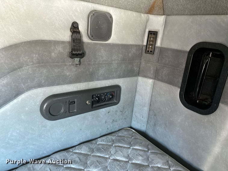 image for item DN0983 2015 Mack CXU613 semi truck