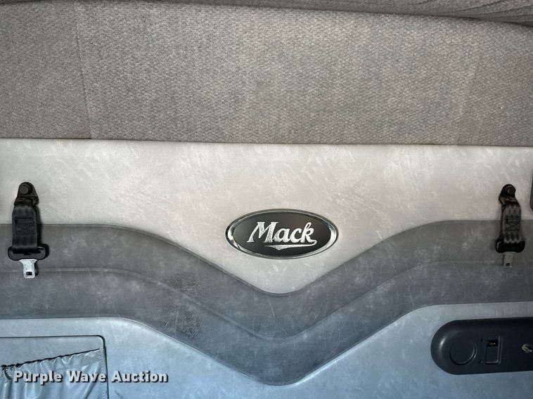 image for item DN0983 2015 Mack CXU613 semi truck