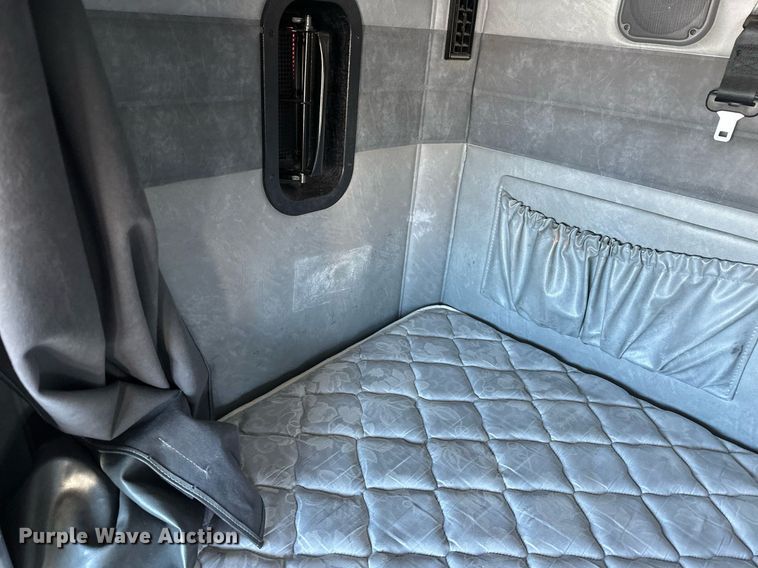 image for item DN0983 2015 Mack CXU613 semi truck