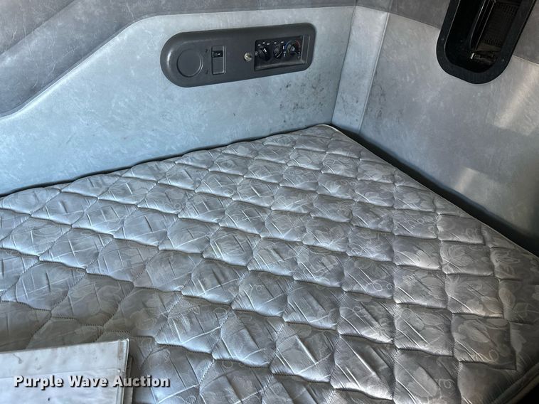 image for item DN0983 2015 Mack CXU613 semi truck