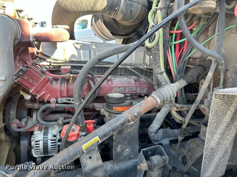 image for item DN0983 2015 Mack CXU613 semi truck