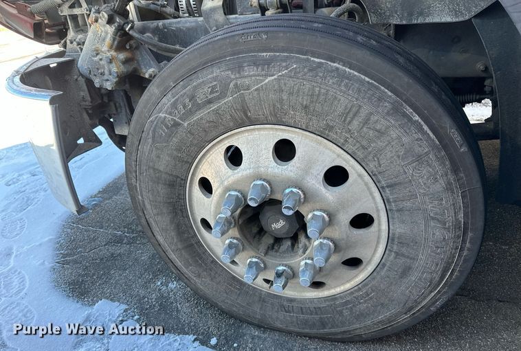 image for item DN0983 2015 Mack CXU613 semi truck