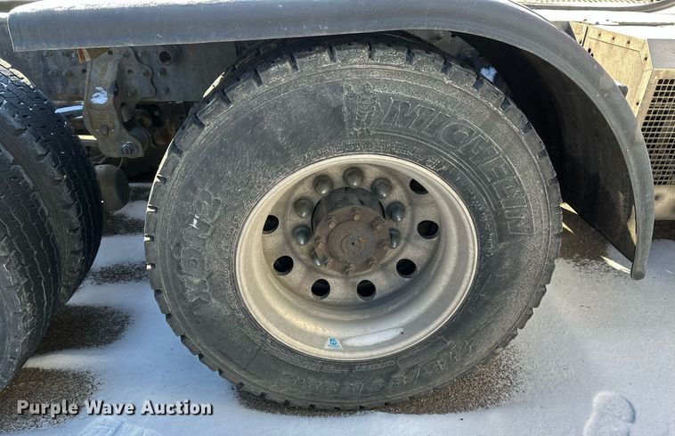 image for item DN0983 2015 Mack CXU613 semi truck