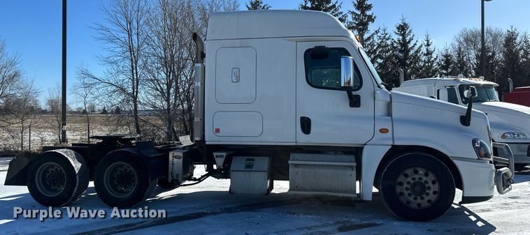 image for item DN0984 2015 Freightliner  Cascadia semi truck