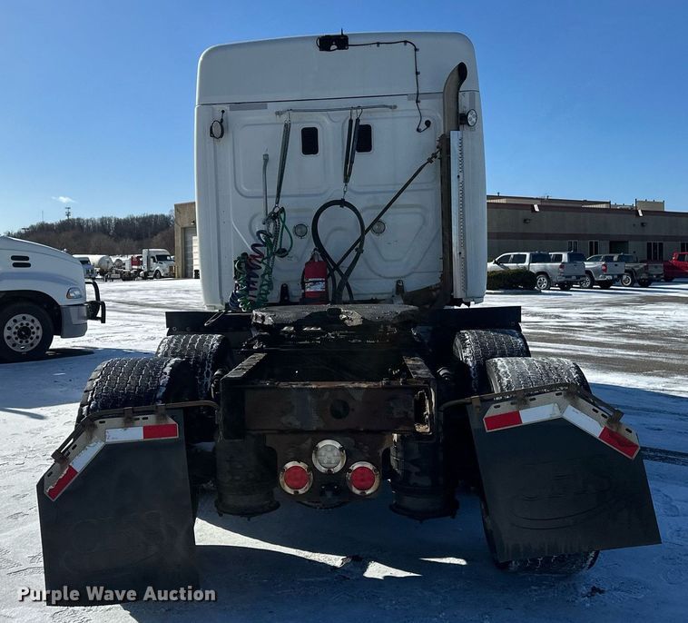 image for item DN0984 2015 Freightliner  Cascadia semi truck