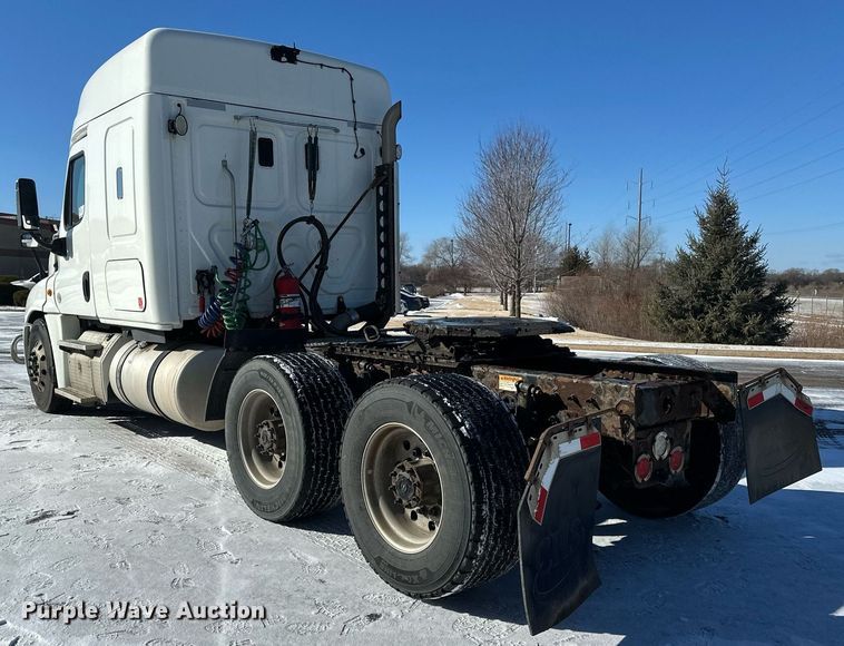 image for item DN0984 2015 Freightliner  Cascadia semi truck