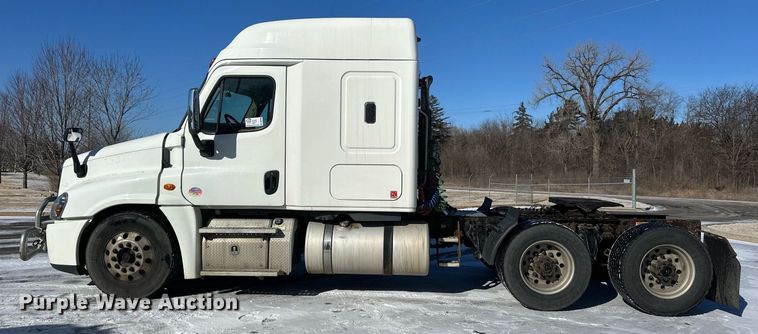 image for item DN0984 2015 Freightliner  Cascadia semi truck