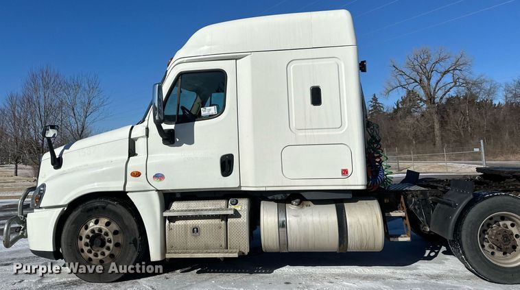 image for item DN0984 2015 Freightliner  Cascadia semi truck