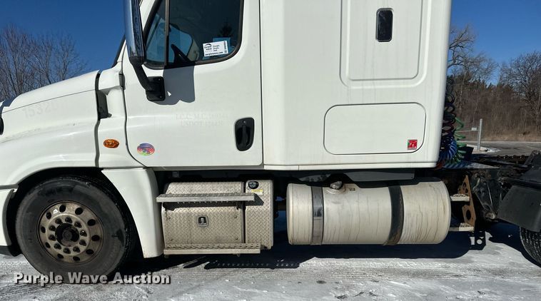 image for item DN0984 2015 Freightliner  Cascadia semi truck