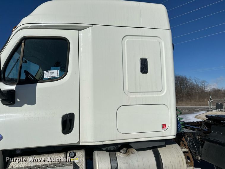 image for item DN0984 2015 Freightliner  Cascadia semi truck