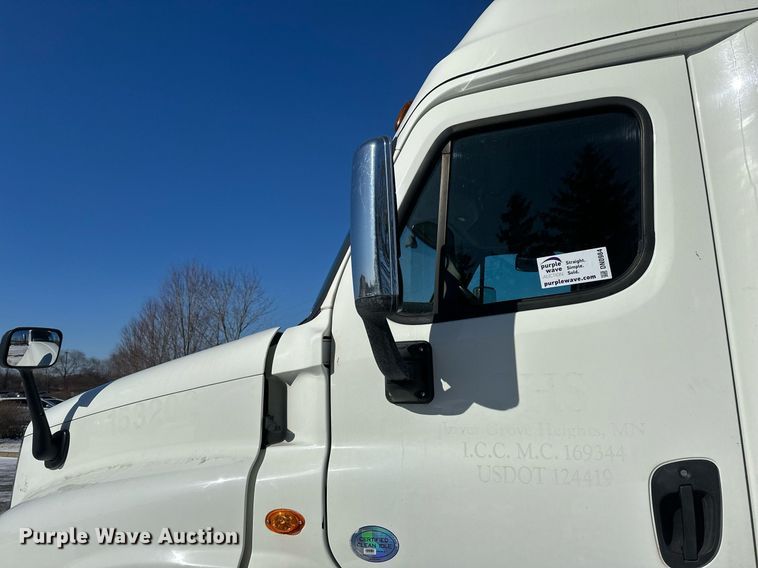 image for item DN0984 2015 Freightliner  Cascadia semi truck