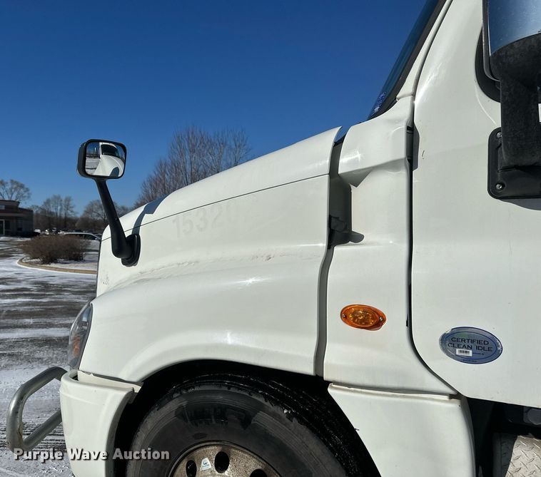 image for item DN0984 2015 Freightliner  Cascadia semi truck