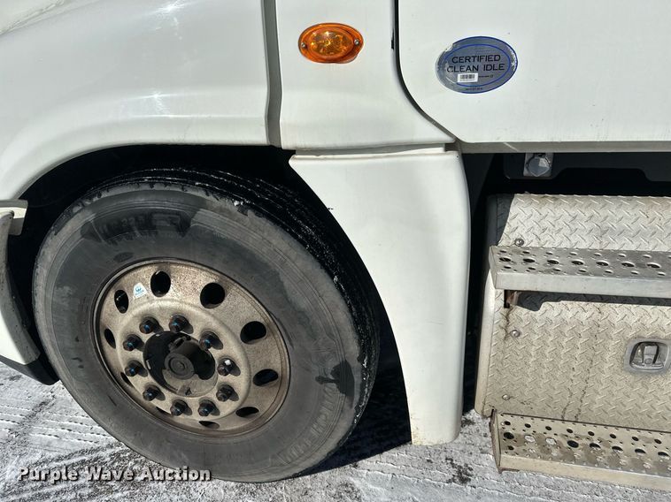 image for item DN0984 2015 Freightliner  Cascadia semi truck