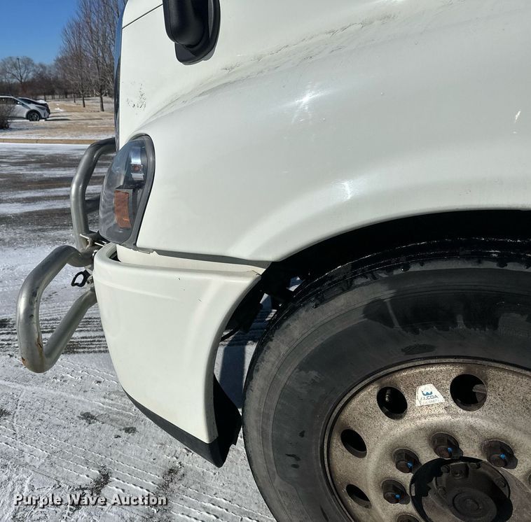 image for item DN0984 2015 Freightliner  Cascadia semi truck