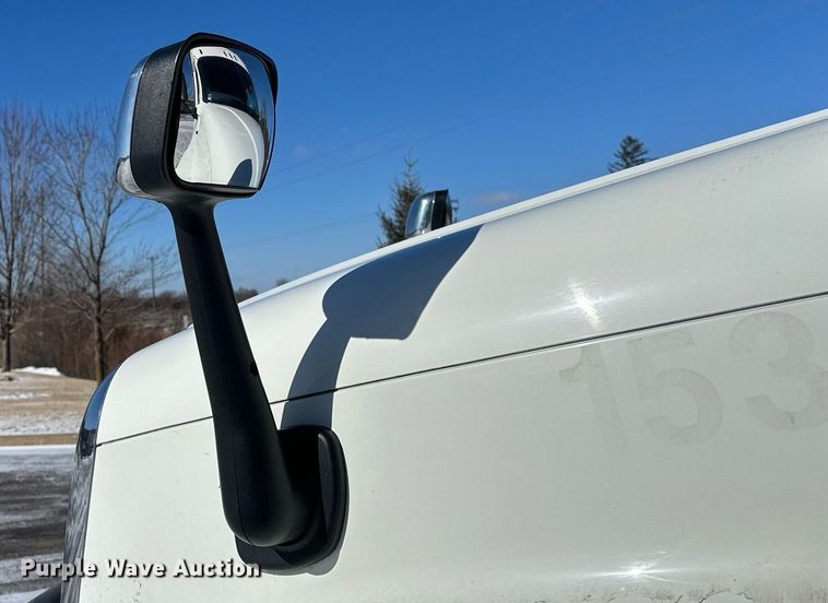 image for item DN0984 2015 Freightliner  Cascadia semi truck