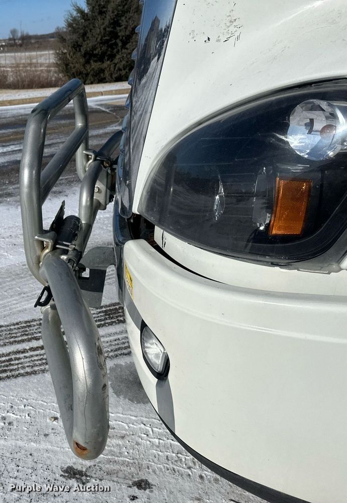 image for item DN0984 2015 Freightliner  Cascadia semi truck