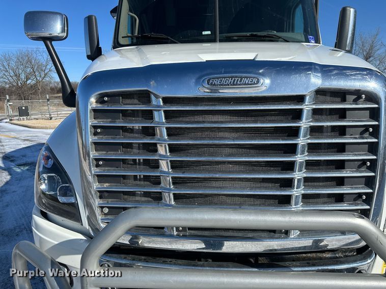 image for item DN0984 2015 Freightliner  Cascadia semi truck