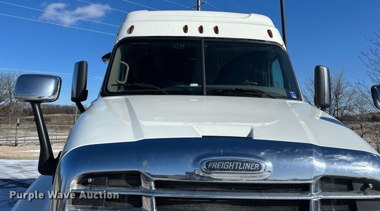 image for item DN0984 2015 Freightliner  Cascadia semi truck