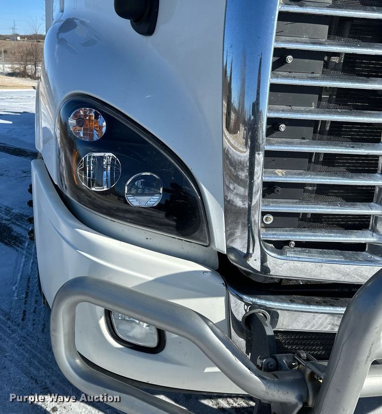 image for item DN0984 2015 Freightliner  Cascadia semi truck