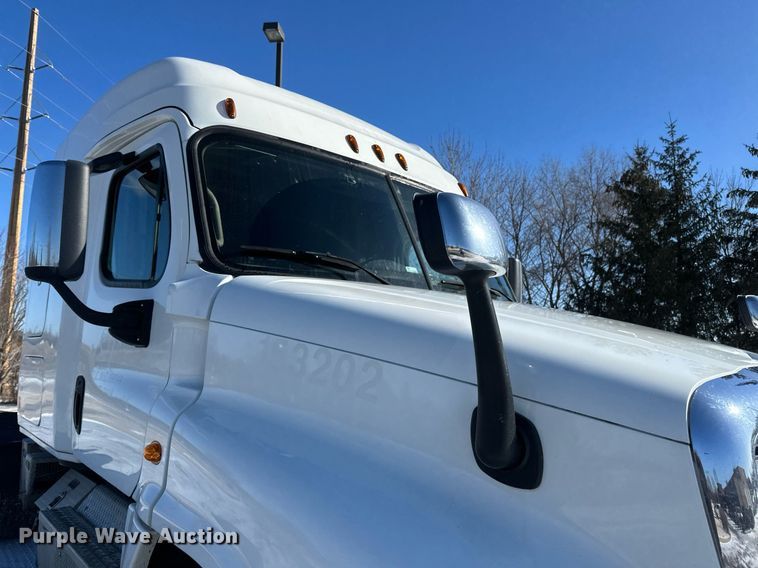 image for item DN0984 2015 Freightliner  Cascadia semi truck