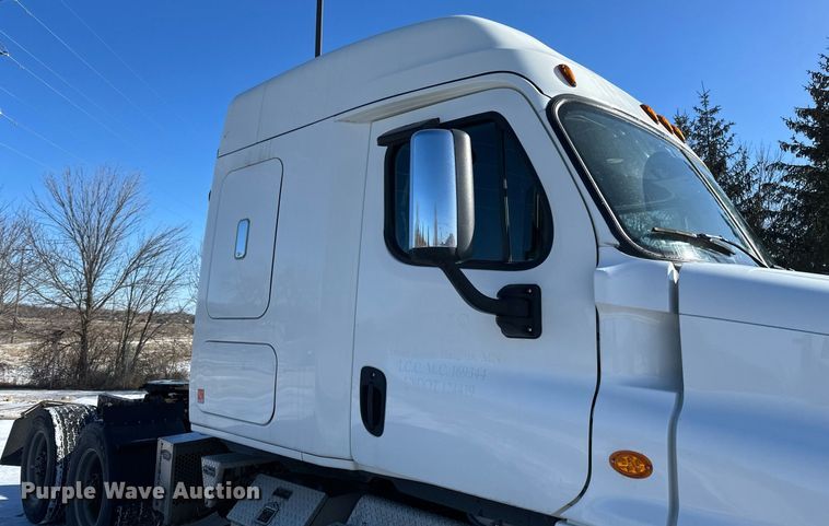 image for item DN0984 2015 Freightliner  Cascadia semi truck