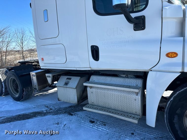 image for item DN0984 2015 Freightliner  Cascadia semi truck